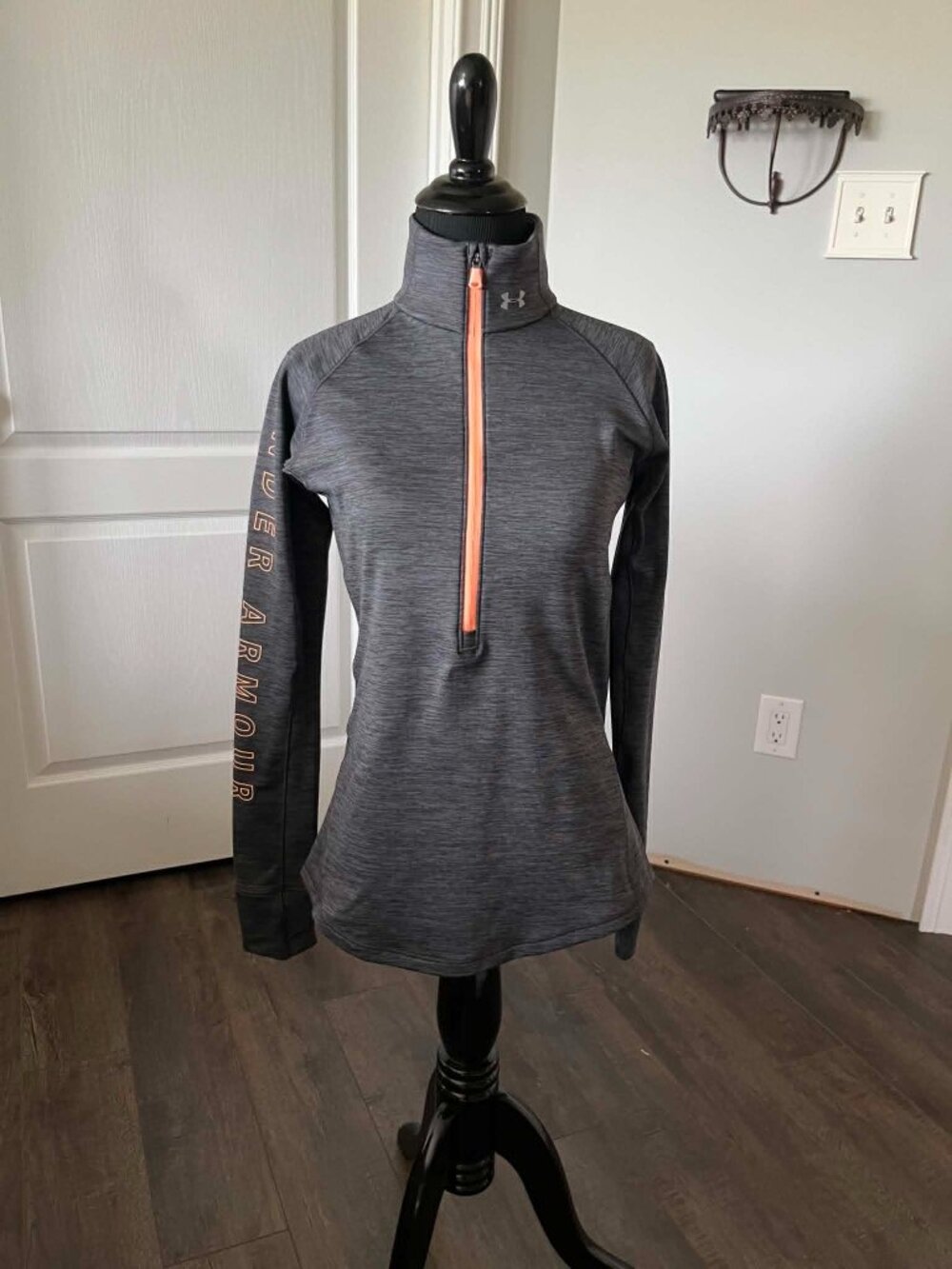 Under Armour Women's Gold Gwar Fitted Half Zip Pullover Top size Small